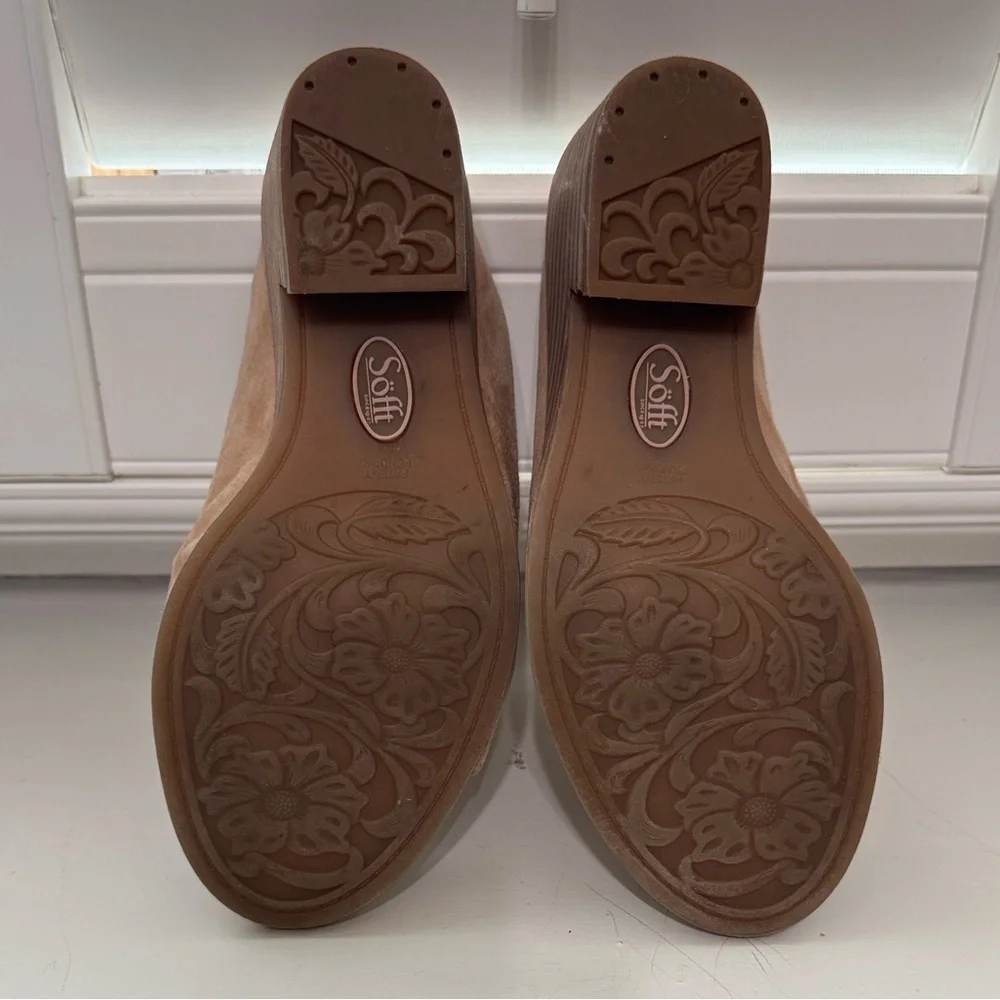 Sofft Women's Tan Suede Sandals, leather lined footbed. Non-slip sole.